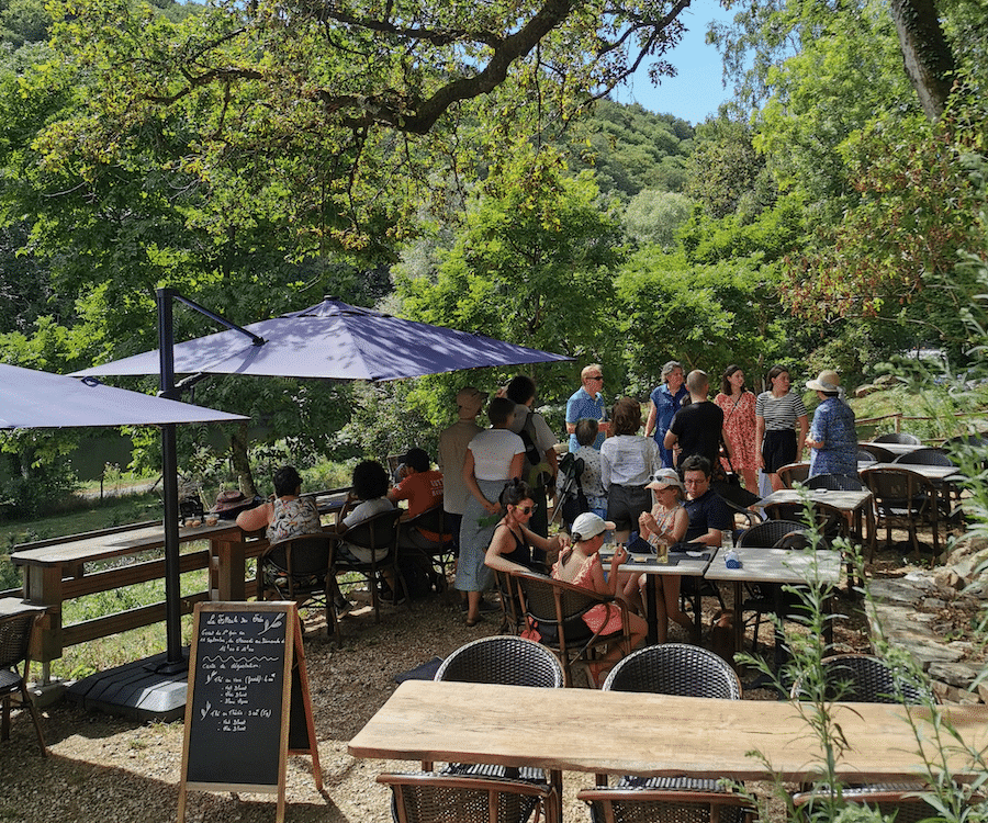 Rassemblement sur la terrasse du jardin de thé Filleule des Fées en Bretagne