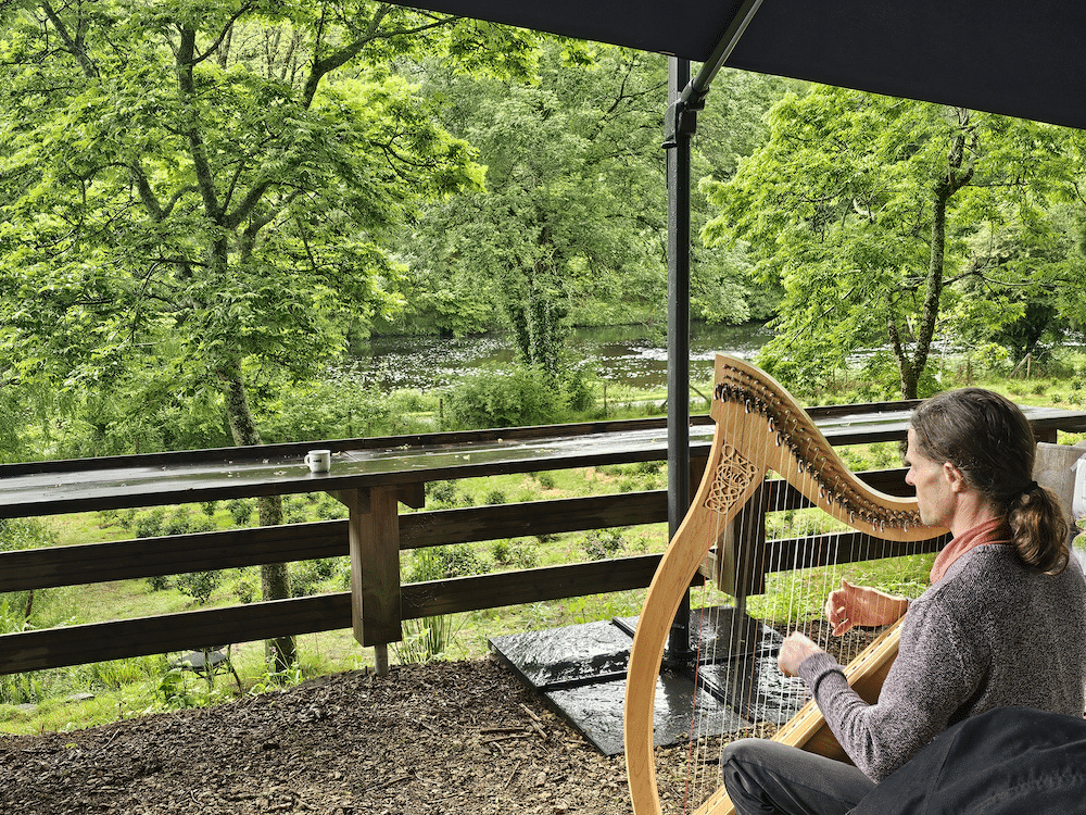 Concert de harpe celtique dans le Jardin de thé en Bretagne