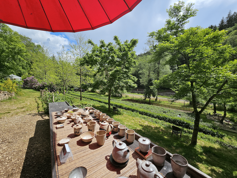 Exposition de céramiques dans le jardin de thé en Bretagne