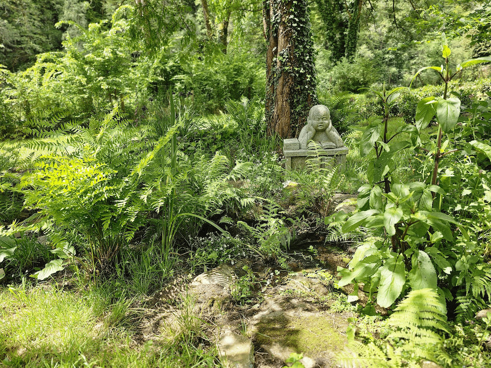 Bouddha dans le jardin de thé de Filleule des Fées en Bretagne