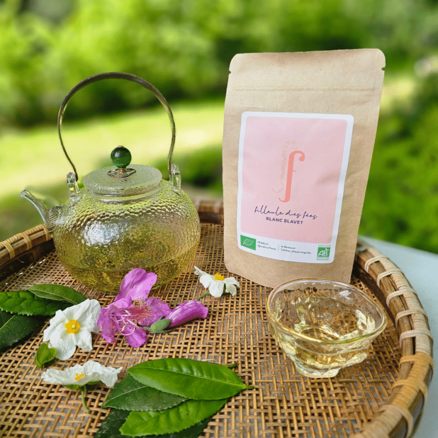 Breton white tea with a transparent cup and teapot